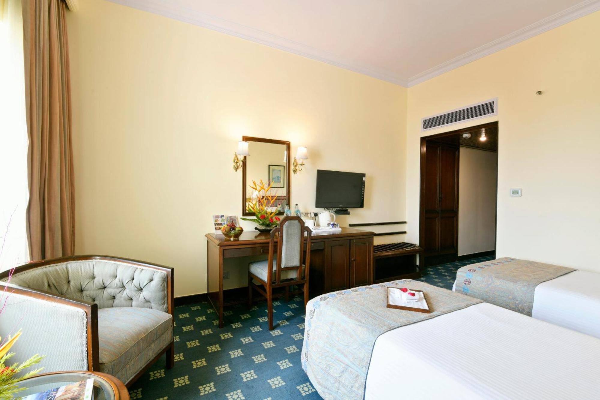Peerless Hotel Калькутта Экстерьер фото