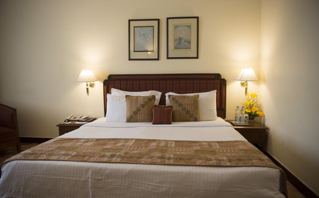 Peerless Hotel Калькутта Экстерьер фото